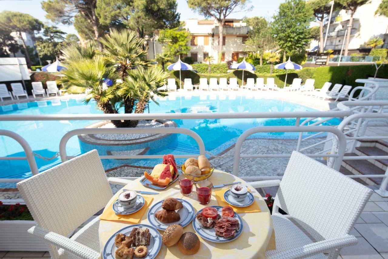 Hotel Ambassador Meuble Lignano Sabbiadoro Exterior photo
